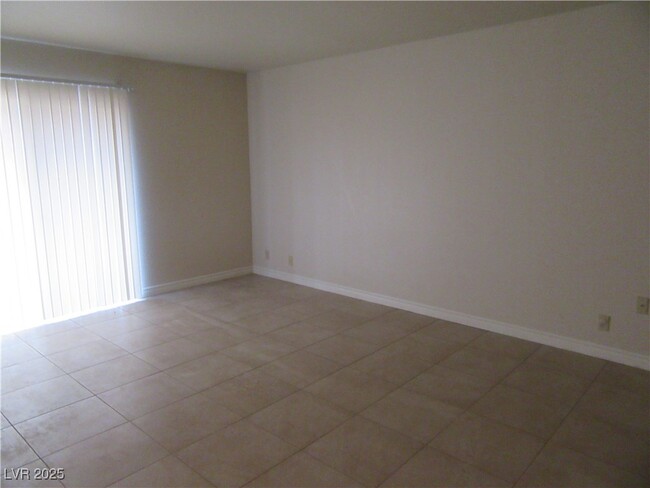 Building Photo - 4954 River Glen Dr