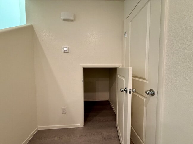 Building Photo - 3 BED 2.5 BATH 2 CAR GARAGE TOWNHOUSE W/ LOFT FOR RENT!!!