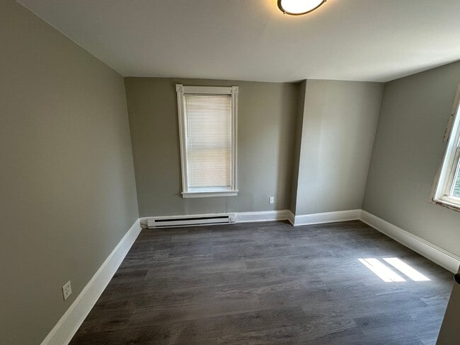 Building Photo - Discover the charm of this spacious 3-bedr...