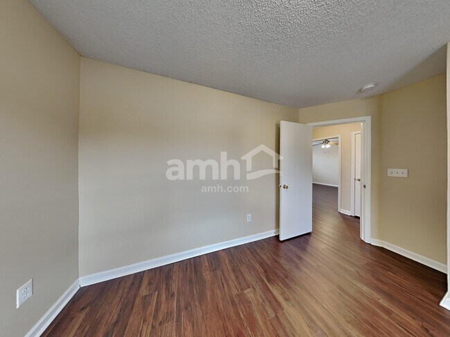 Building Photo - 1685 Willowview Ln