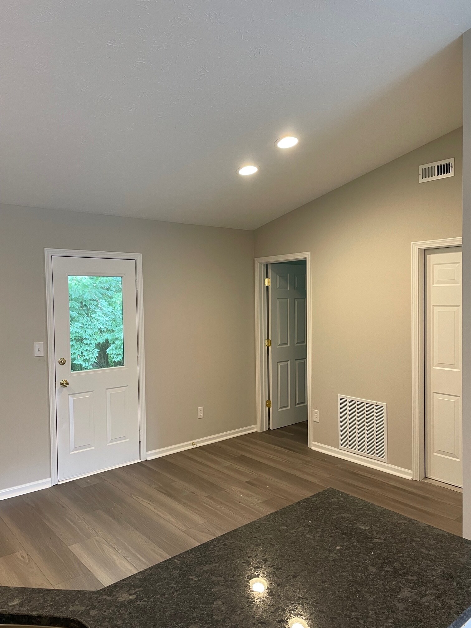 Building Photo - 10750 N Park Ave