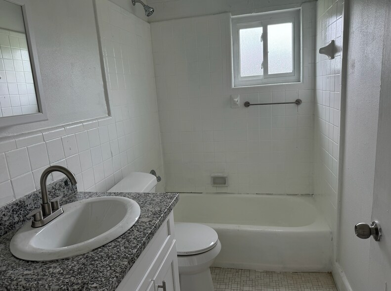 Building Photo - 1155 S 15th St