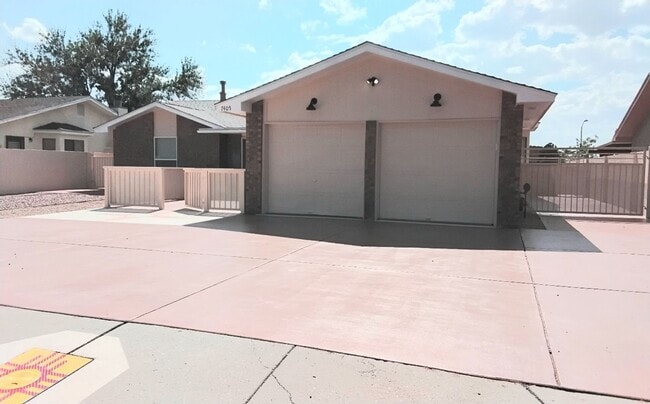 Building Photo - Heritage Hills Four Bedroom