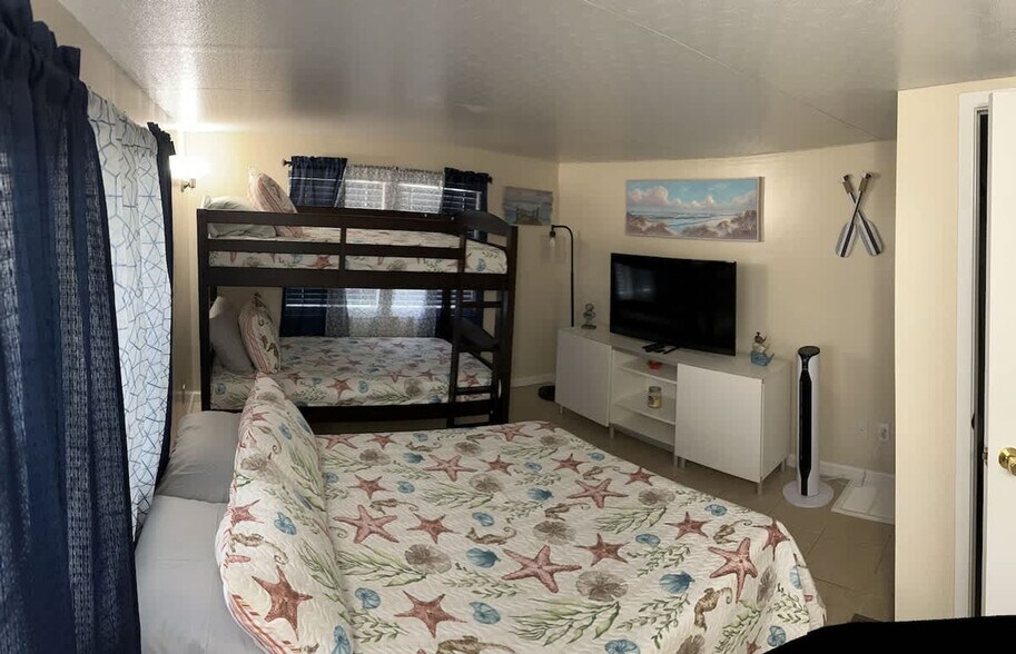 Building Photo - 515 W Clam Cir