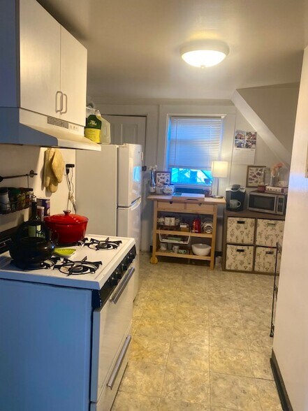 Building Photo - 2222 W Dickens Ave