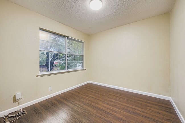 Building Photo - 214 Austin St