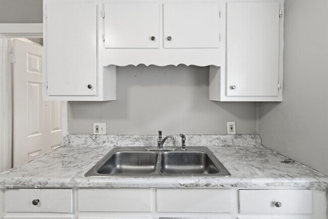 Building Photo - 14 Hacker St