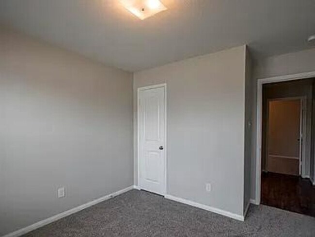 Building Photo - 976 Lake View Cir W