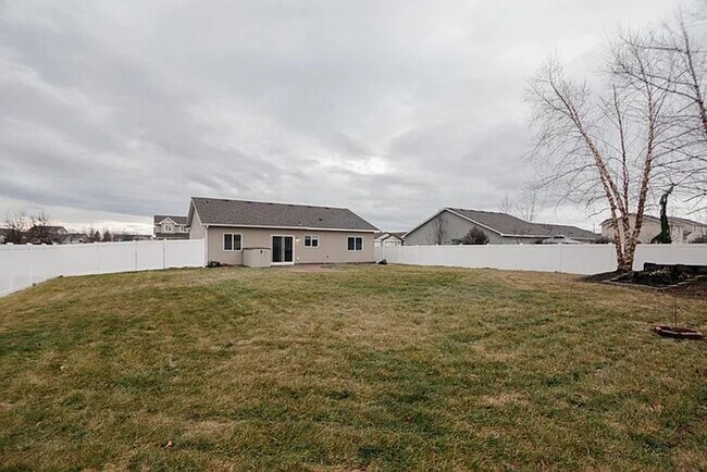 Building Photo - Charming 3-Bedroom Single-Level Home on Sp...