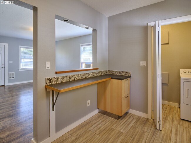 Building Photo - r3008unanderavev