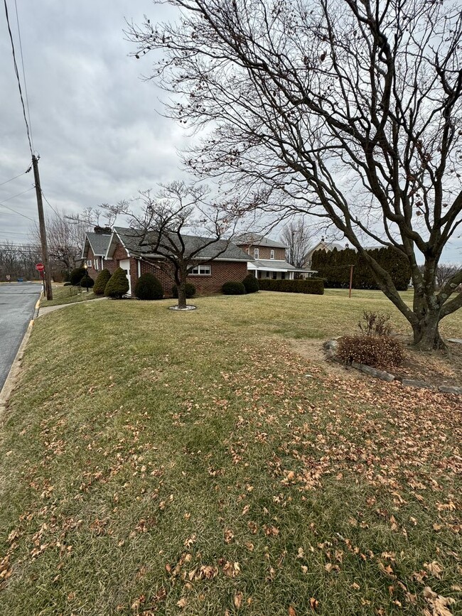 Building Photo - THREE BEDROOM RANCH in Northampton Schools