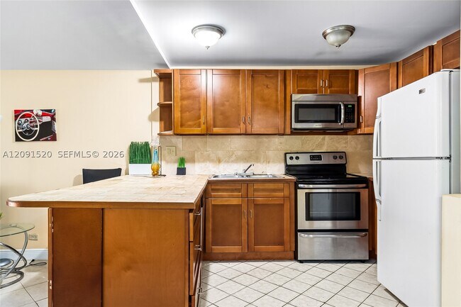 Building Photo - 3710 Inverrary Dr