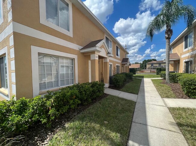 Building Photo - 3bed / 2.5 bath townhome in gated community