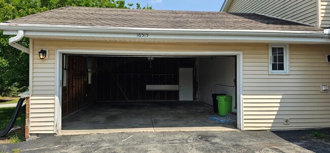Building Photo - 16515 Dane Ct E