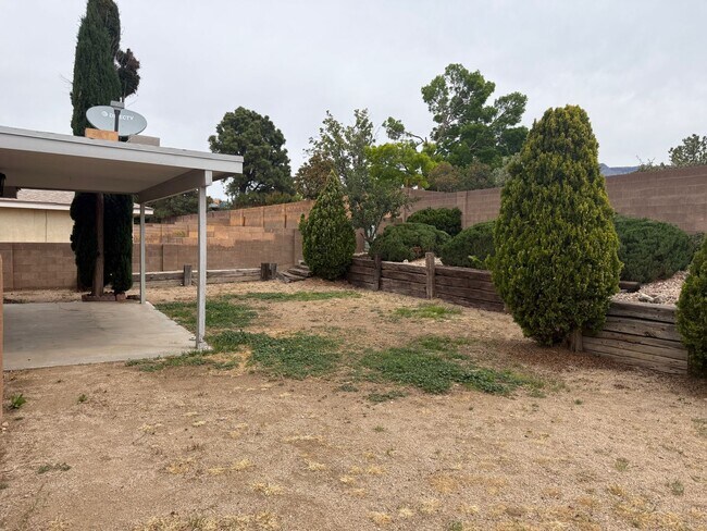 Building Photo - 4 Br, 1.75 Ba, 2 living areas, formal dining room, 2 CG, nice yards, storage shed