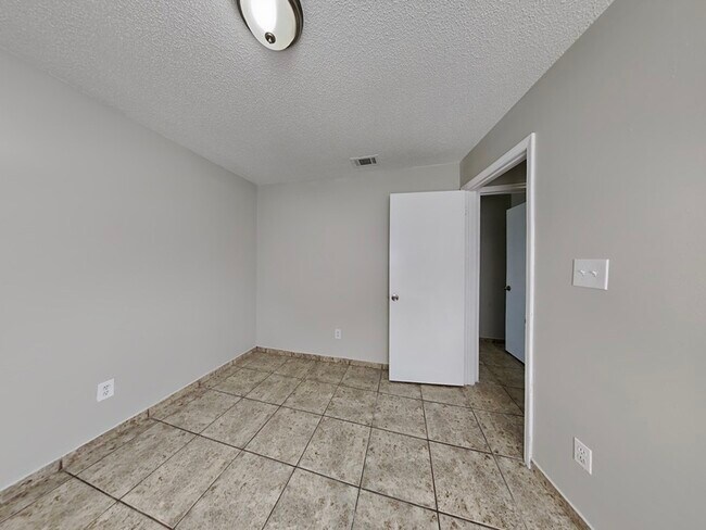 Building Photo - 266 Magellan Dr