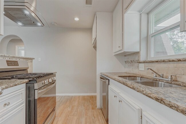 Building Photo - 15531 Edenvale St