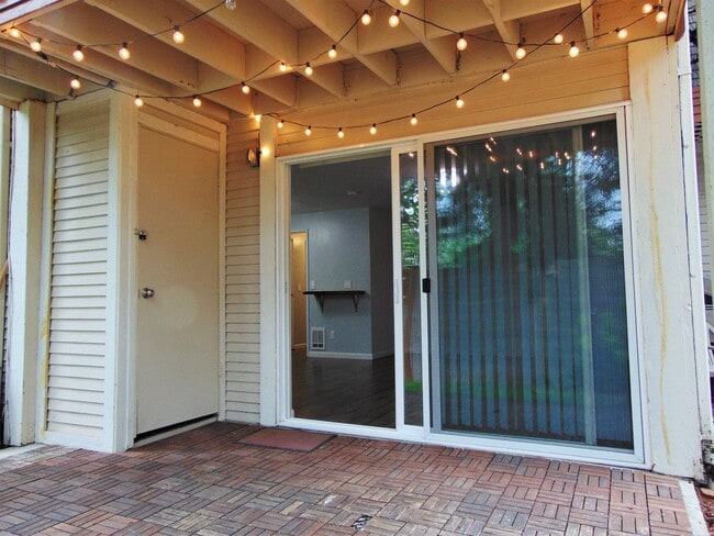 Building Photo - Spacious Condo Available Now in Great Loca...