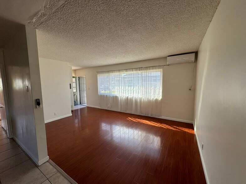 Building Photo - 831 W Walnut Ave