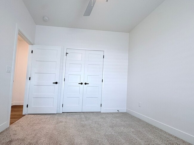 Building Photo - Six Bedroom House!! FREE: WiFi, Lawn care and Water softener!!