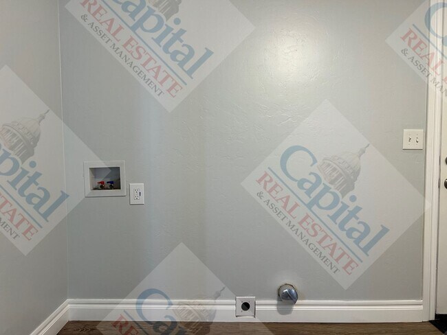 Building Photo - Updated 3 Bedroom