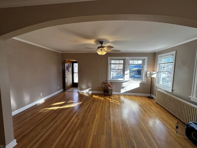 Building Photo - AVAILABLE NOW! "Charming 3-Bedroom Oasis with 2 Full Baths in the Sunset Neighborhood!"