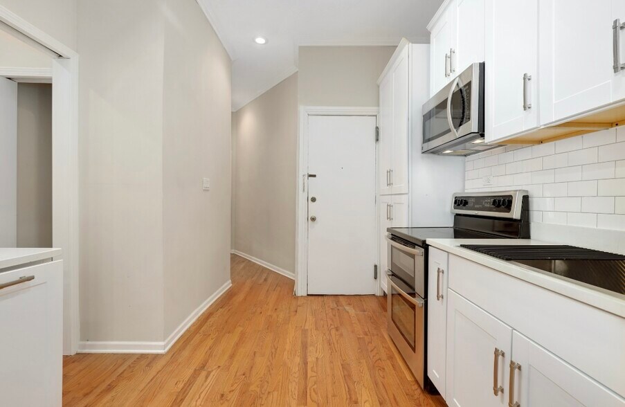 Building Photo - 20 E Goethe St