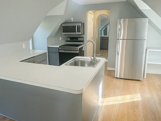 Building Photo - Just renovated, townhouse