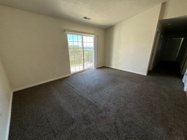 Building Photo - 3 bedroom 2 bath!! Available Now!!