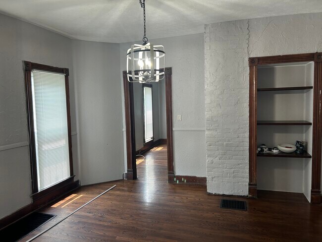 Building Photo - 921 N Hamilton Ave