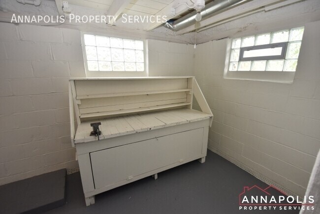 Building Photo - 209 Claude St