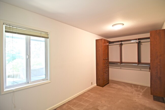 Building Photo - Lake Forest Park Four Bedroom