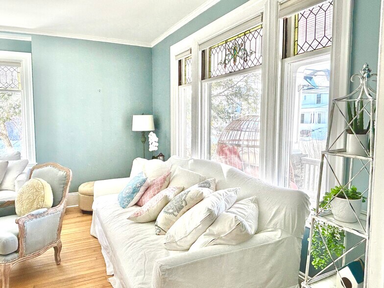 Building Photo - 107 Maple St