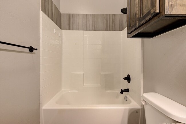 Building Photo - Charming Duplex in El Reno!