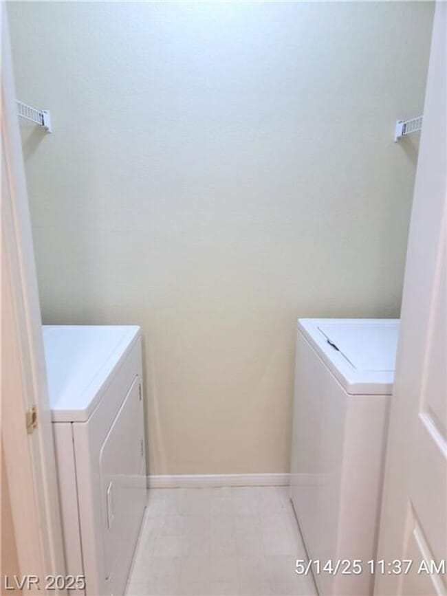 Building Photo - POPULAR FLOORPLAN IN A DESIREABLE GATED CO...