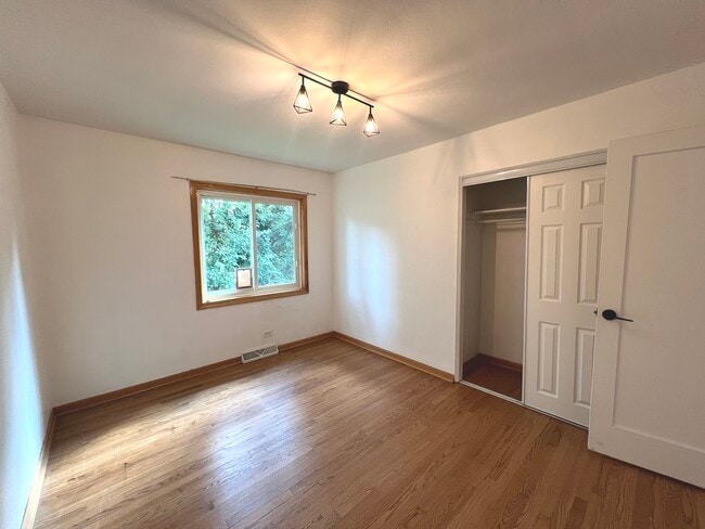 Building Photo - 403 E Lake Ave