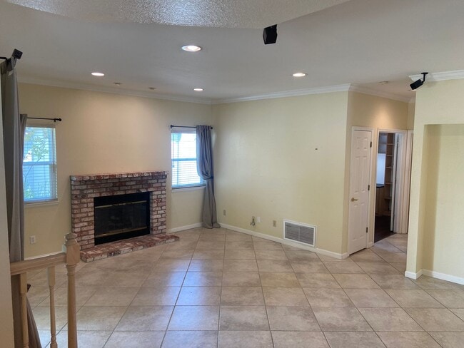 Building Photo - Pristine 4 Bedroom, 3 Bath in South Lexington