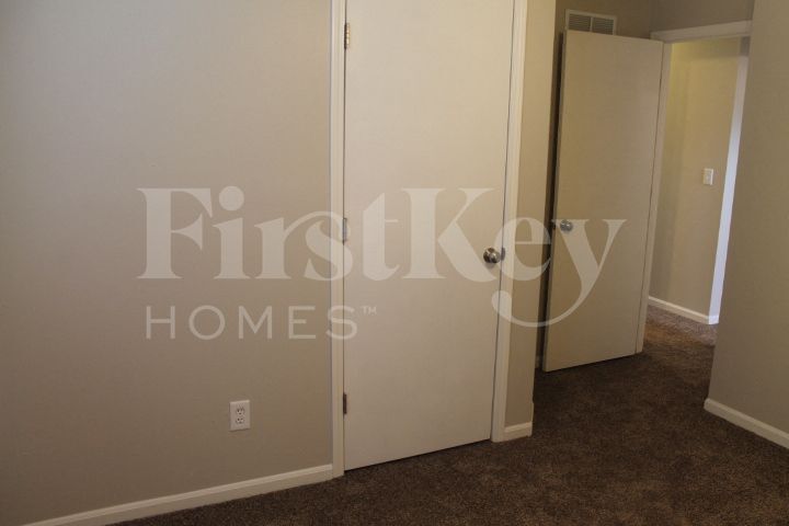 Building Photo - 619 N Crest Dr