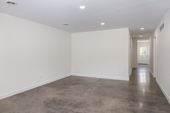 Building Photo - Newly Built 3-bedroom 2 bath Duplex $2200/...