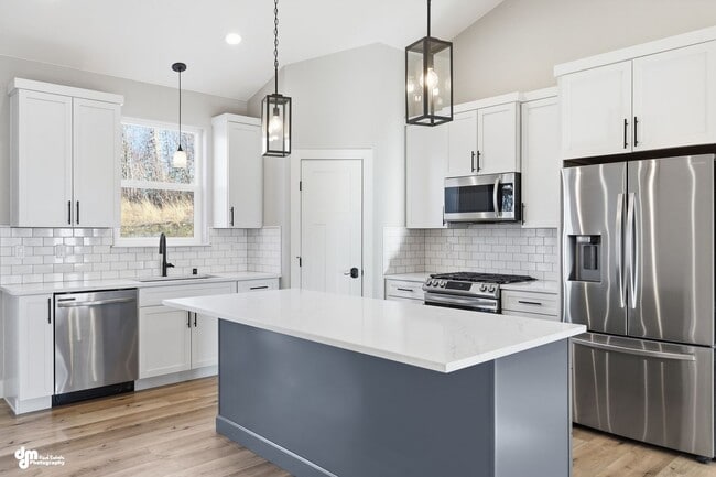 Building Photo - 4 Bedroom | 2.5 Bathroom | 2 Car Garage - Convenient Location!