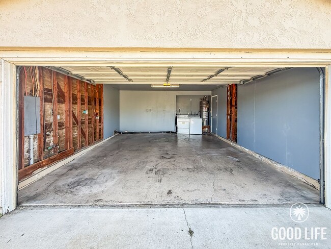 Building Photo - Beautiful 3Bd/2Ba Home With A 2 Car Garage Located In Mira Mesa!