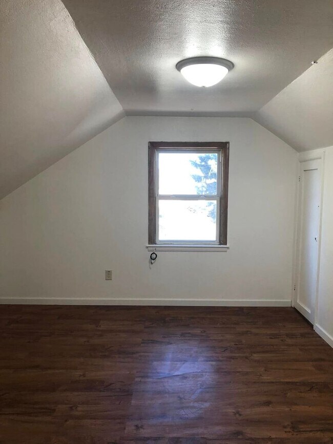 Building Photo - 217 2nd Ave W