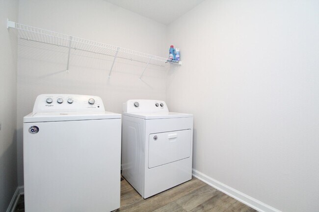 Building Photo - Spacious 4-Bed, 2-Bath East Milton Home with 2-Car Garage, Open-Concept Kitchen, Primary Suite, F...