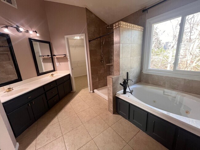 Building Photo - 925 Dogwood Park Dr