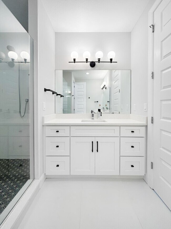 Building Photo - Stunning Townhome in the Heart of Tampa with Rooftop Terrace - 3beds|3.5bath