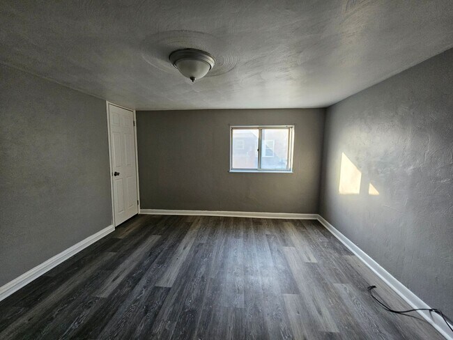 Building Photo - Spacious 2 bedroom 1 bath house for rent!
