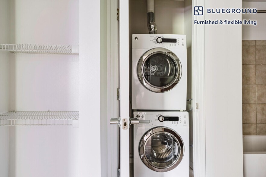 Building Photo - 11351 Woodglen Dr