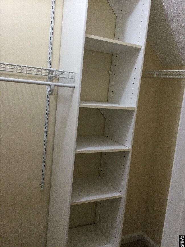 Building Photo - 15 Lamplighter Ct