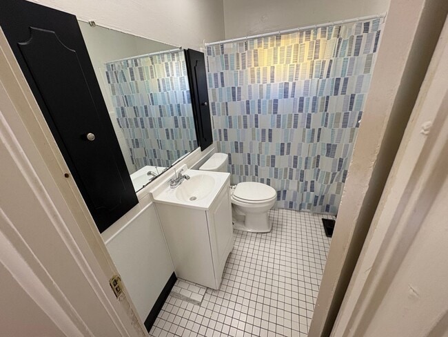 Building Photo - Charming 3-bedroom home located in the heart of Dayton