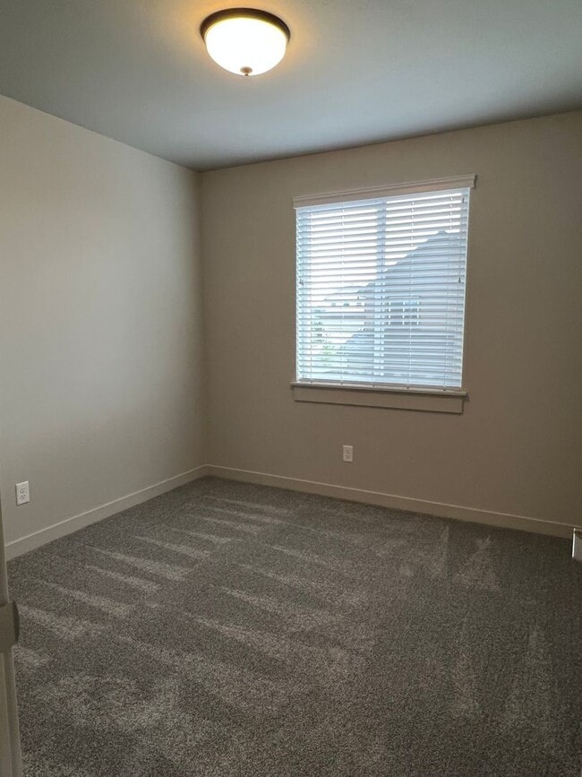 Building Photo - 3 Bedroom Townhome Dry Canyon Community